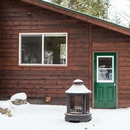 Cedar House Restaurant & Chalets Golden Exterior photo