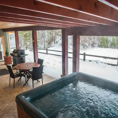 Cedar House Restaurant & Chalets Golden Exterior photo