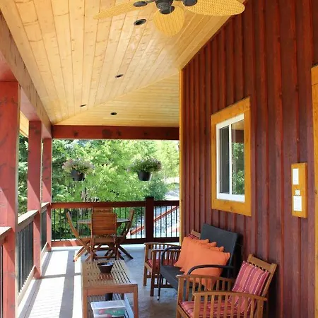 Cedar House Restaurant & Chalets Golden Exterior photo
