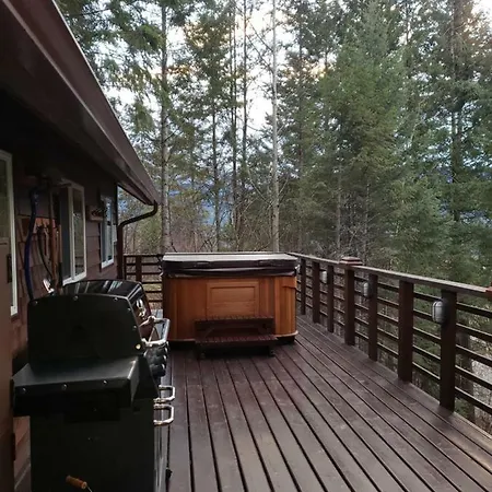 Cedar House Restaurant & Chalets Golden Exterior photo