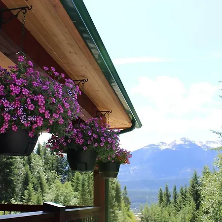 Cedar House Restaurant & Chalets Golden Exterior photo