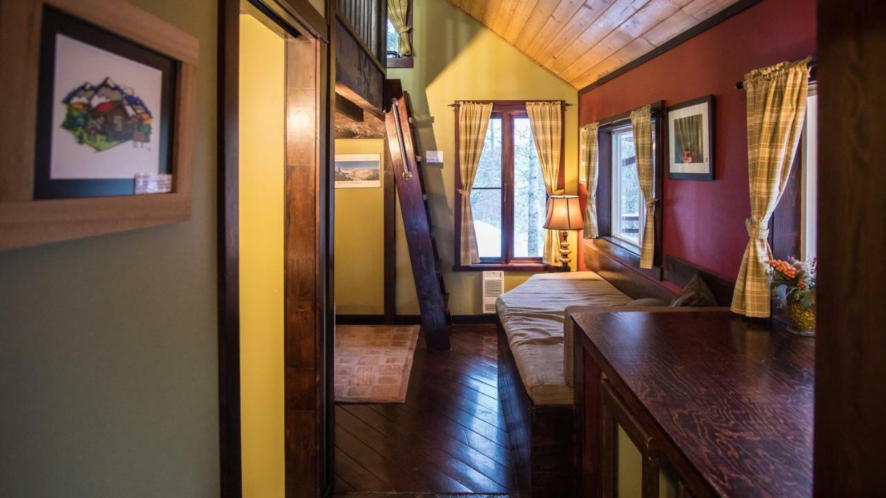 Cedar House Restaurant & Chalets Lodge Golden