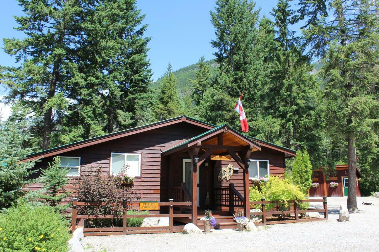 Cedar House Restaurant & Chalets Lodge *