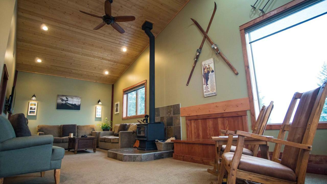 Lodge Cedar House Restaurant & Chalets Golden