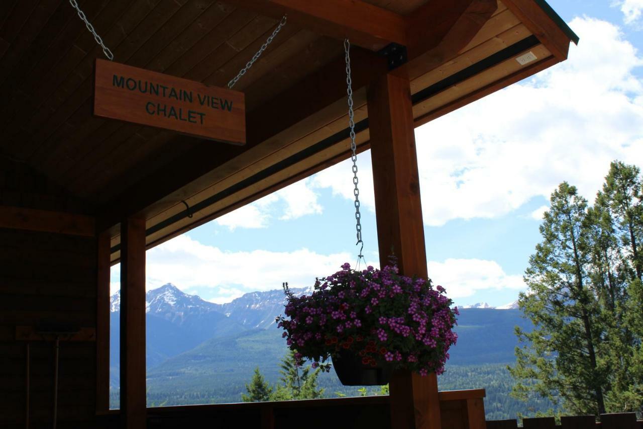 Lodge Cedar House Restaurant & Chalets Golden