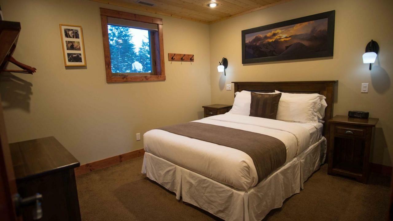 Lodge Cedar House Restaurant & Chalets Golden
