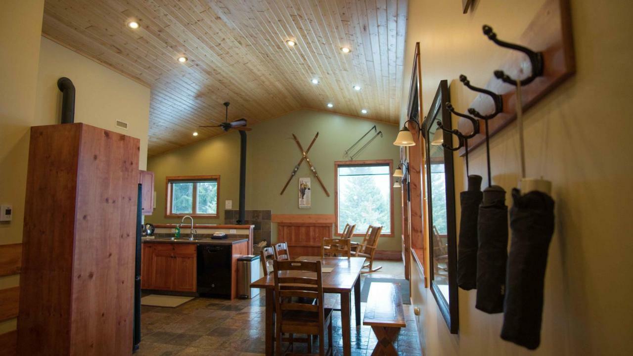 Cedar House Restaurant & Chalets * Golden