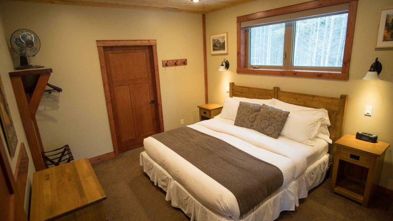Cedar House Restaurant & Chalets Lodge Golden